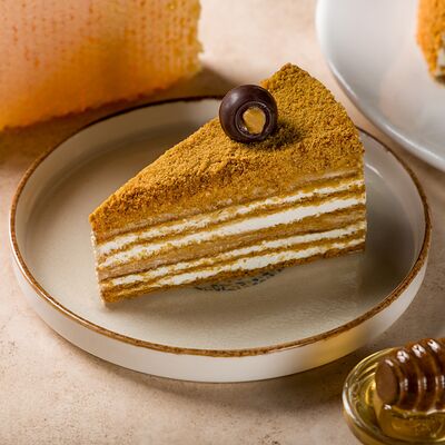 Медовик классический в Дюшес по цене 550 ₽