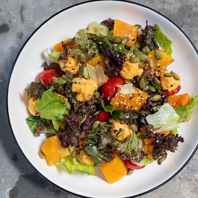 Салат с печеной тыквой, томатами черри, миксом зелени и тыквенными семечками в ЗоЗо по цене 455 ₽