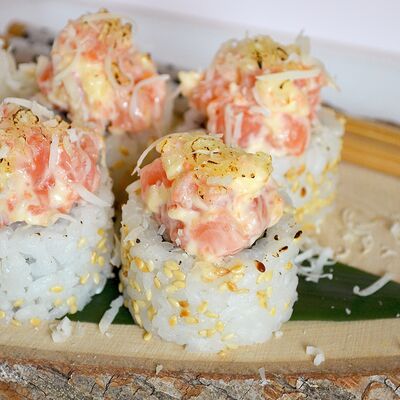 Ролл с опаленным пармезаном и лососем в Держи рыбу по цене 620