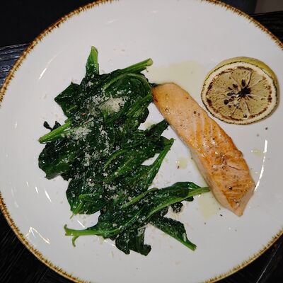 Стейк лосося со шпинатом и соусом цитронет в PizzAmore по цене 1960 ₽