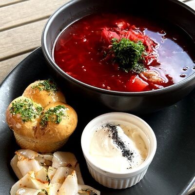 Наваристый борщ со свиной грудинкой, телятиной и луковой пампушкой в Чехов сад по цене 480 ₽