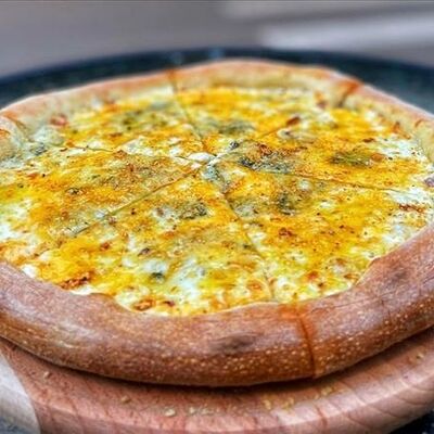 Пицца Четыре сыра в Гастропаб Ёж по цене 1200 ₽