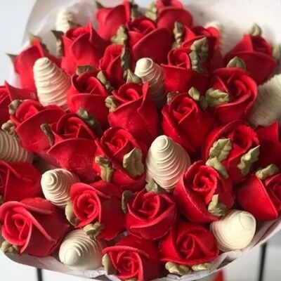 Букет из клубники в шоколаде и зефирных розв Fujibox по цене 4500 ₽