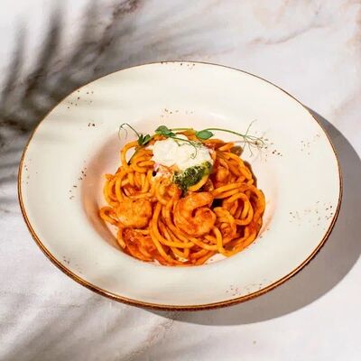 Спагетти с тигровыми креветками в География по цене 930 ₽