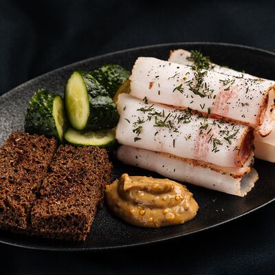 Подкопченое сало на соломе с бородинским хлебом и малосольным огурцом в Черная река по цене 450 ₽