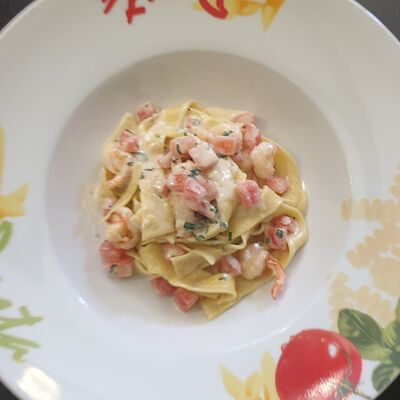 Паппарделле с креветками и помидорами в сливочном соусе в Траттория Semplice по цене 1050 ₽