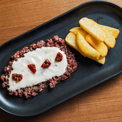 Тартар из говядины с трюфельным соусом и картофелем фри в Горячо по цене 820 ₽