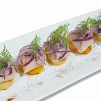 Сельдь слабосоленая с молодым картофелем и луком. в Ракушка