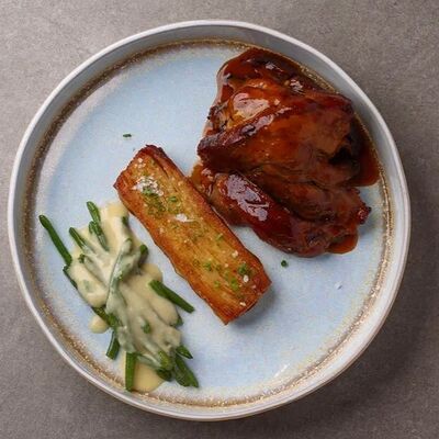 Голень ягненка с картофельным гратеном и зеленой фасолью в 321 Club by Novikov по цене 1740