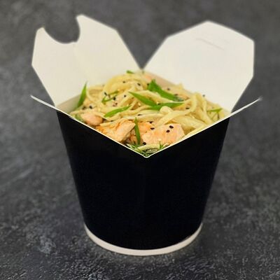 Вок с лососем в сливочном соусе в ДА, СУШИ по цене 589 ₽