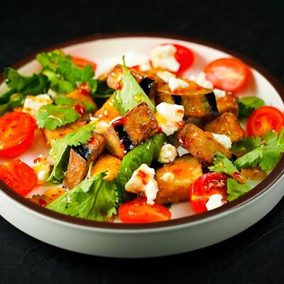 Салат с хрустящими баклажанами в Много Мяса по цене 549 ₽