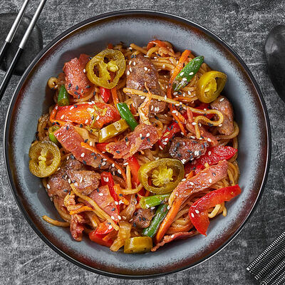 Вок Говядина с беконом в соусе барбекю спайси в Суши Мастер по цене 599 ₽