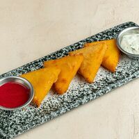 Жареный сыр с ягодным соусом и соусом тартар в Brasserie Kriek