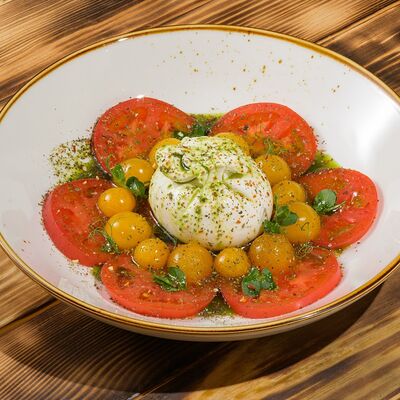 Салат с буратто и томатами в Ресторан Мангал по цене 860 ₽