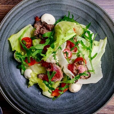 Салат с ростбифом в Urban по цене 490 ₽