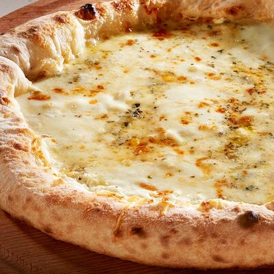 Пицца 6 сыров с фаршированным бортом в Pizzarella36 по цене 860 ₽