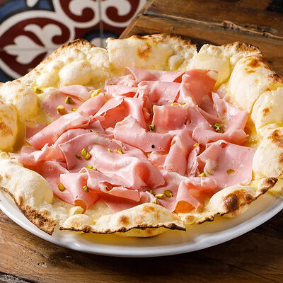 Pizza Romano Croccante Мортаделла в Salone Pasta & Bar по цене 1590 ₽