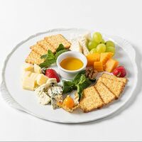 Сырная тарелка с медом и фруктами в Ресторан Татев