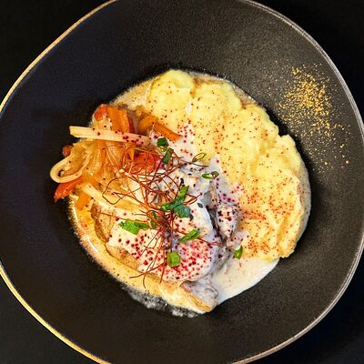 Горячее: Буженина с пюре и грибным соусом в Singapore Premium по цене 610 ₽