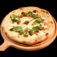 Пицца с курицей и печеным перцем в Beer & Fire Grill