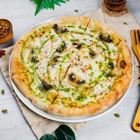 Куриная с белыми грибами и соусом песто в Randevu