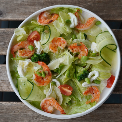 Салат с креветками и цитрусовой заправкой в Сладости и Радости Советская по цене 760 ₽