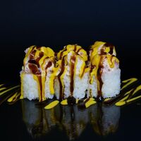 Ролл без нори с лососем и соусом спайси-манго в HamsteR