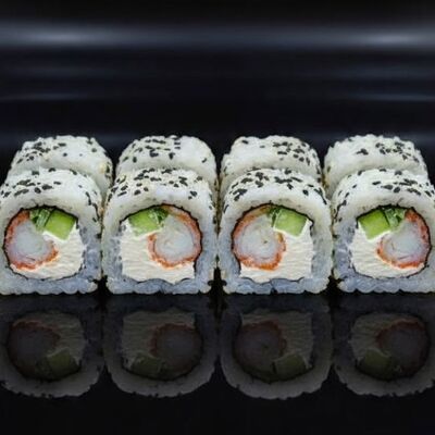 Ролл с кунжутом, креветкой, огурцом и сыром в FIX NINJA по цене 600 ₽