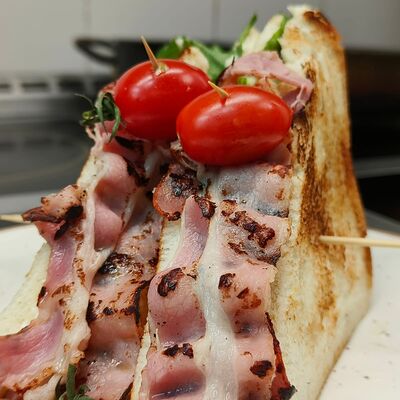 Сэндвич с беконом в Столовая по цене 423 ₽