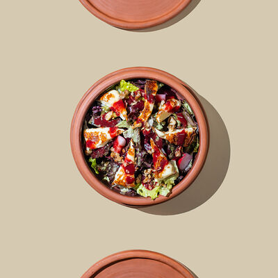 Салат с жареным сулугуни и свеклой в Хачапури и вино по цене 412 ₽