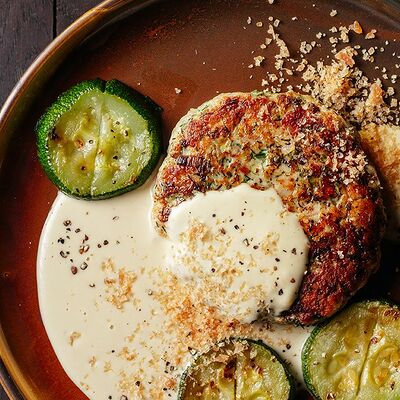 Куриная рубленая котлета со сливочным соусом Жю в О`Briens по цене 609 ₽