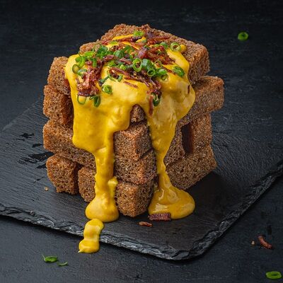 Гренки с беконом и соусом чеддер в Изи Паб по цене 545 ₽