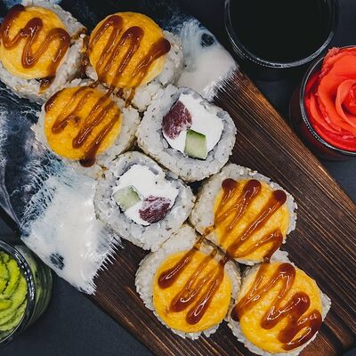 Ролл тунец вок в Sushi Time по цене 610 ₽