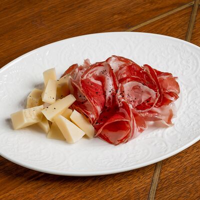 Закуска к вину - пармезан и шейка коппа в The 312 по цене 690 ₽