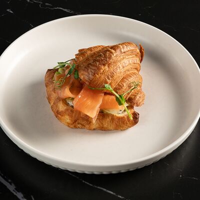 Круассан со слабосоленым лососем в Западный сад ! по цене 950 ₽