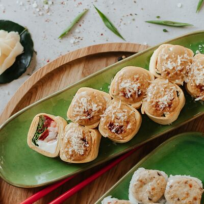 Цезарь-ролл с лососем в Мияко по цене 520 ₽