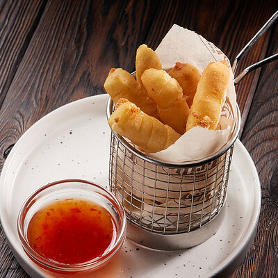 Сырные палочки с соусом чили в Кафе Mister & Missis Grille по цене 420 ₽