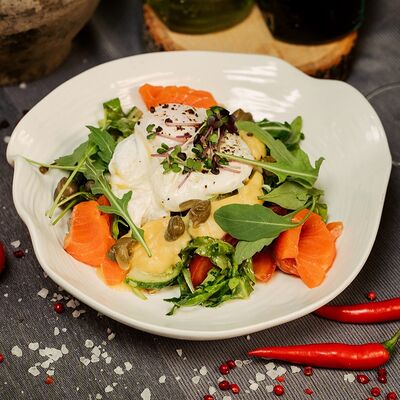 Салат со слабосоленым лососем, яйцом Пашот и сезонными овощами под соусом Голландез в Гастропаб Тот самый по цене 740 ₽