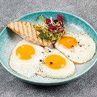 Глазунья из трех яиц в Vibes Cafe