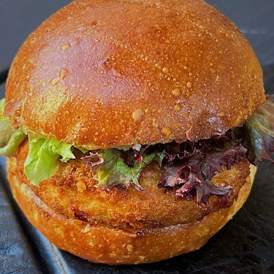 Бургер с куриной котлетой в Угли по цене 420 ₽