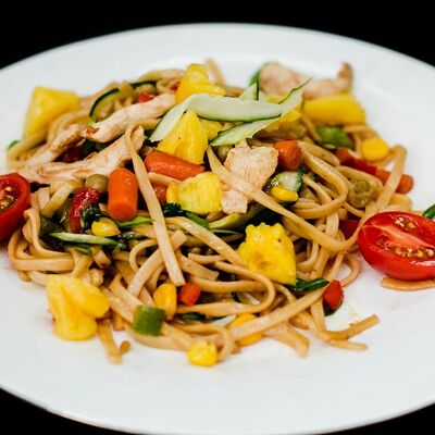 Вок с курицей, ананасом и гречневой лапшой в АСА-Суши по цене 380 ₽