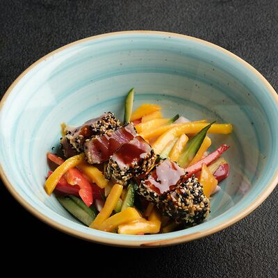 Салат с тунцом в Де'рибас по цене 810 ₽