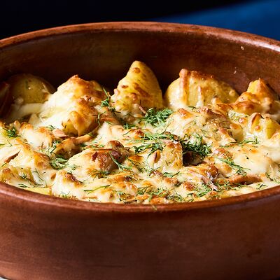 Запечённый молодой картофель с грибами и копченым сулугуни в NANA Pirveli по цене 865 ₽