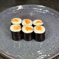 Маки с лососем в Wok Poke and Boul
