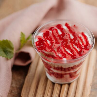 Трайфл Клубника в Krutli по цене 341 ₽