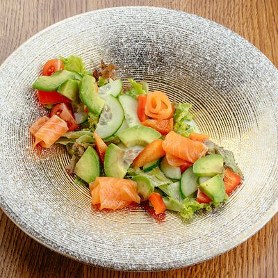 Салат с сёмгой и авокадо в Витебский трактир по цене 34 р.