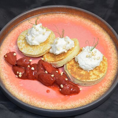 Панкейки Клубника со сливкамив Гуленьки на Комсомольском по цене 499 ₽