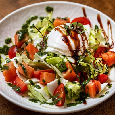 Салат с лососем фирменного посола в Cook cafeshop по цене 790 ₽