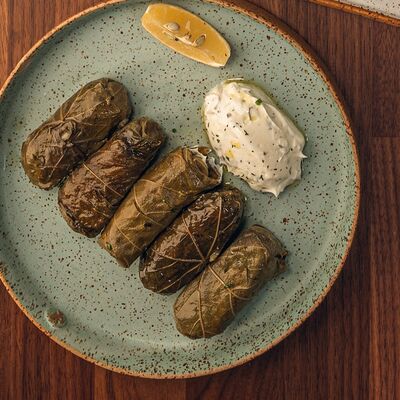 Долмадакя яландзи в Греческая таверна Порто Миконос по цене 550 ₽