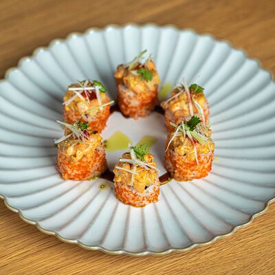 Запечённый ролл с лососем и гребешком в KIZOKU по цене 920 ₽